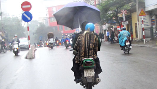 Che ô dù khi đi xe máy